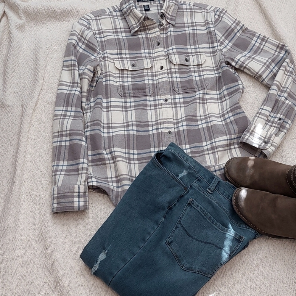 Soft and warm Chaps shirt.